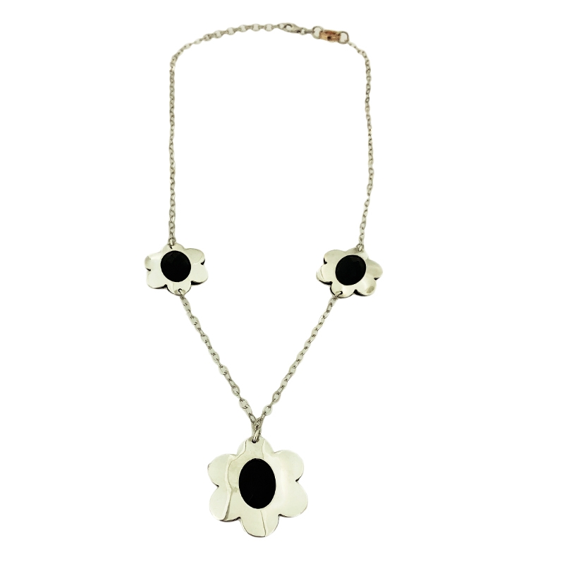 Collana Berenice con fiori e pietre nere realizzata in argento