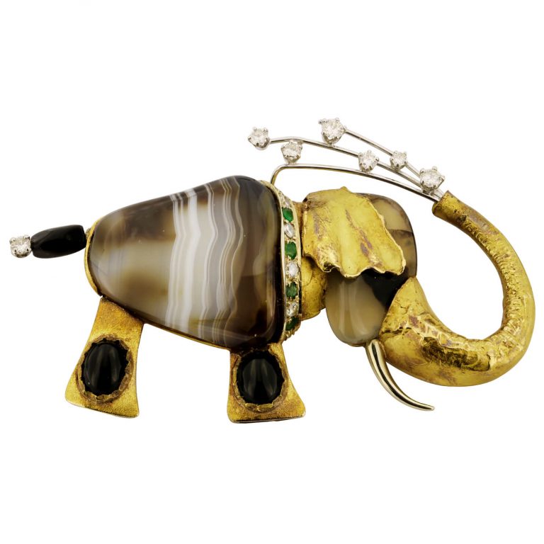 Spilla elefante Maria Carli in oro giallo, onice, agata, diamanti 0,86ct e smeraldi 0,48ct