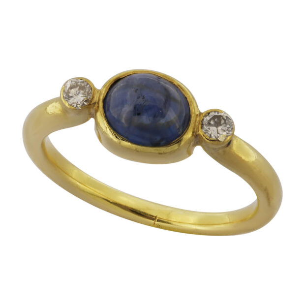 Anello in oro giallo con zaffiro cabochon 1,70 ct e diamanti round 0,14ct tot