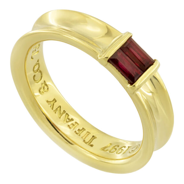 Anello Tiffany & Co. 1997 in oro giallo e rubini taglio baguette