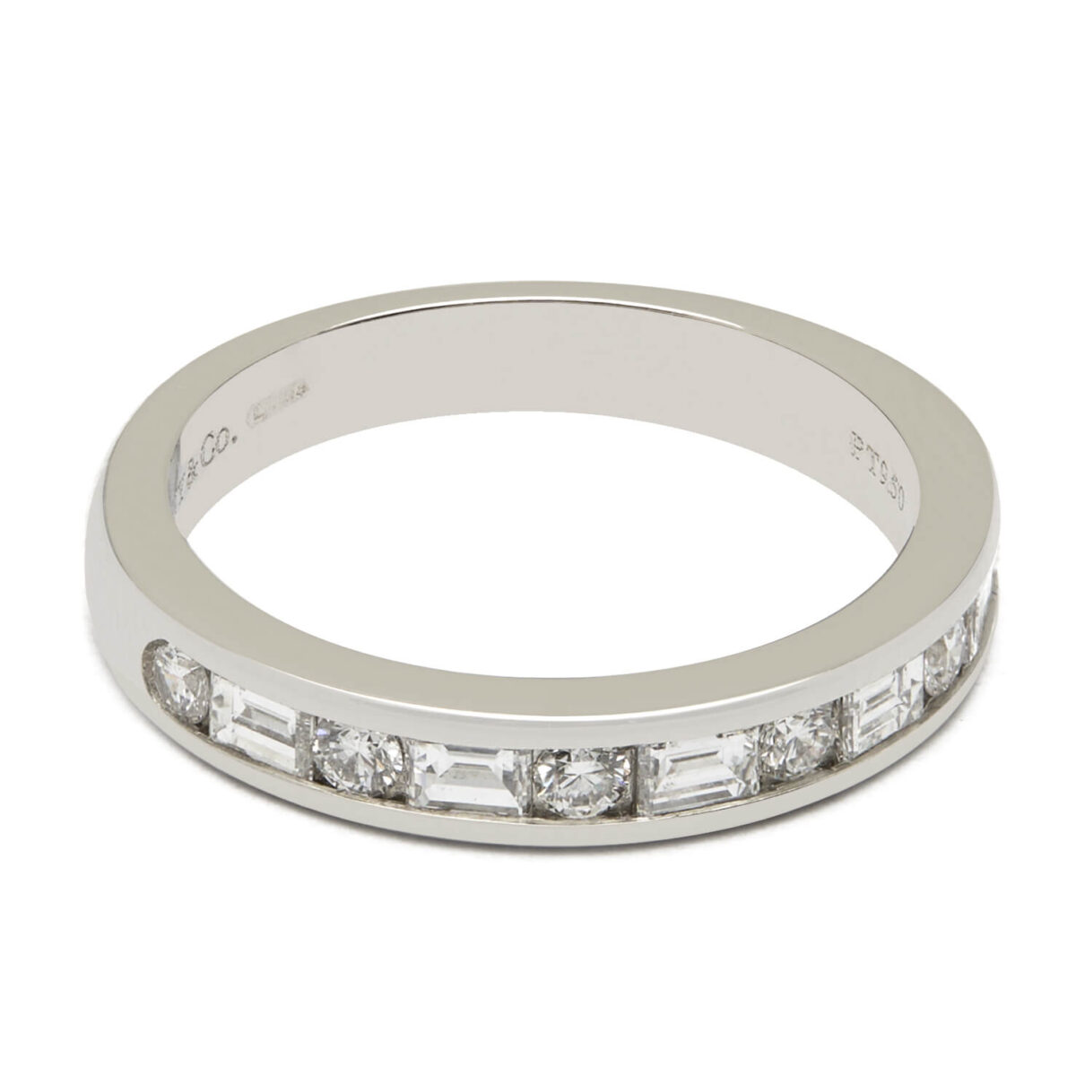 Anello veretta Tiffany setting in platino con diamanti taglio round e baguette