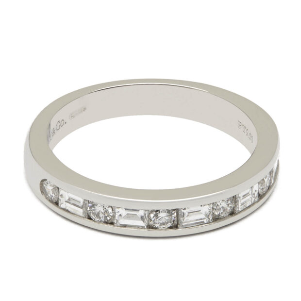 Anello veretta Tiffany setting in platino con diamanti taglio round e baguette