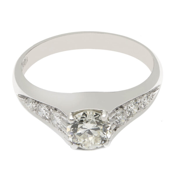 Anello solitario in oro bianco con diamante centrale 0,74ct e diamanti laterali
