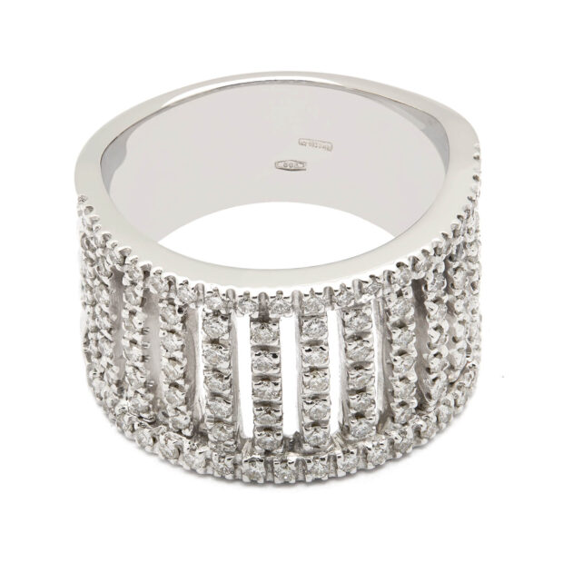 Anello fascia in oro bianco e diamanti