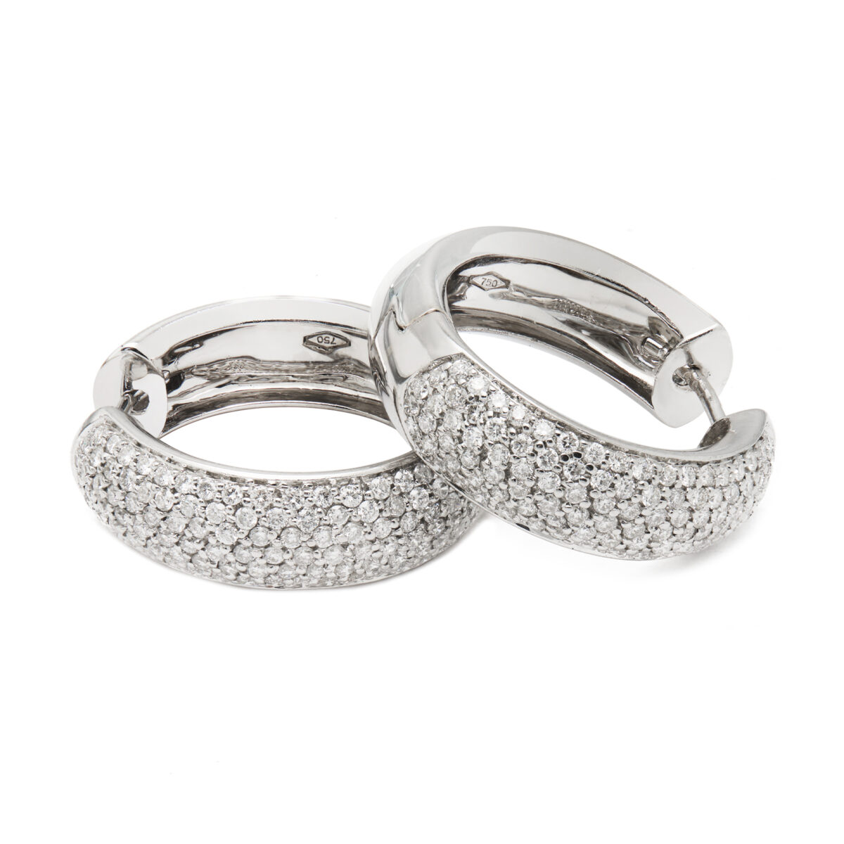Orecchini a cerchio con pavé di diamanti in oro bianco