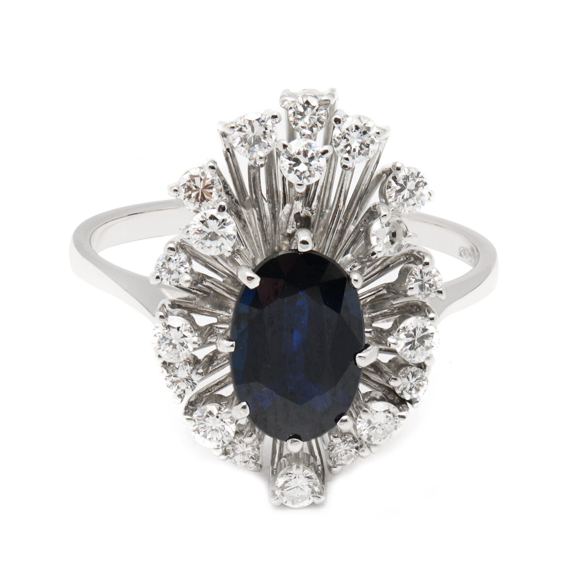 Anello in oro bianco con diamanti e zaffiro centrale