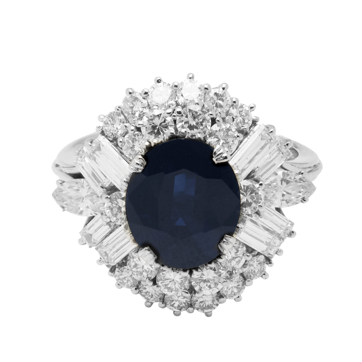 Anello in oro bianco con zaffiro centrale e doppio giro di diamanti round e fantasy