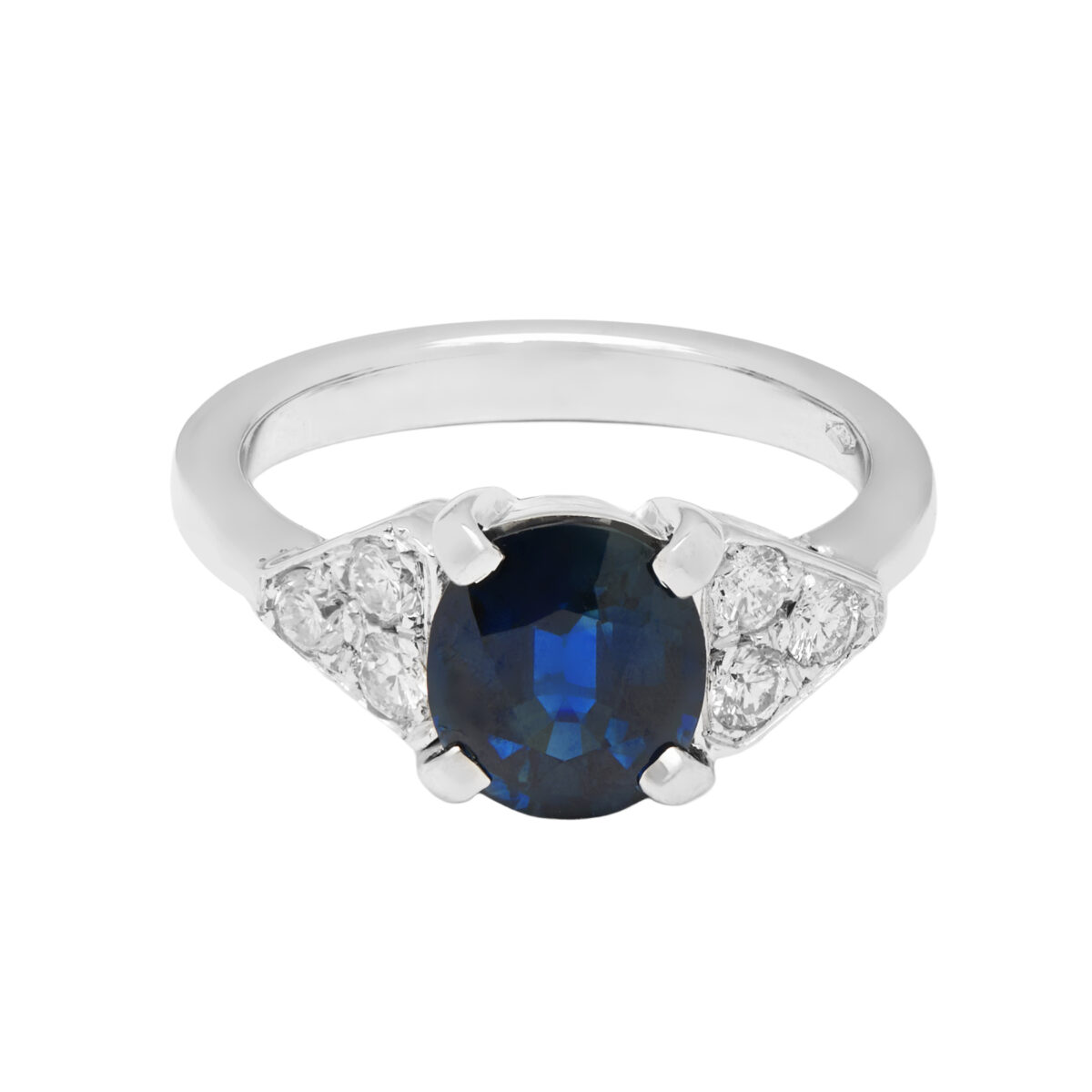 Anello in oro bianco con zaffiro centrale e 2 triangoli di pavè di diamanti