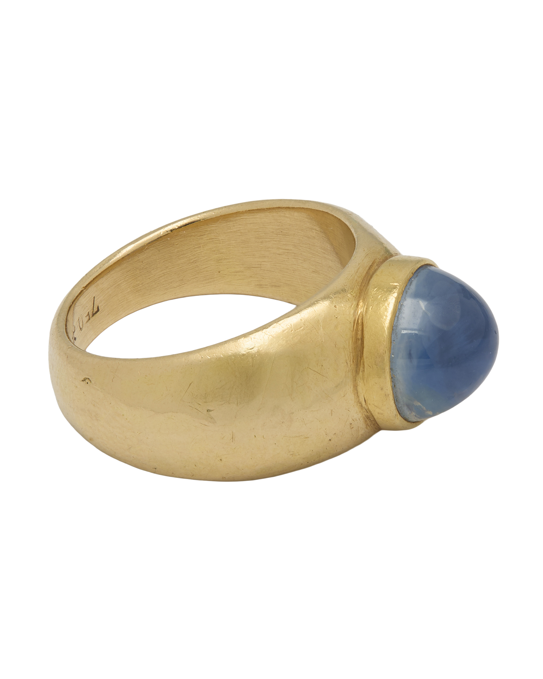 Anello in oro giallo martellato con zaffiro cabochon-2