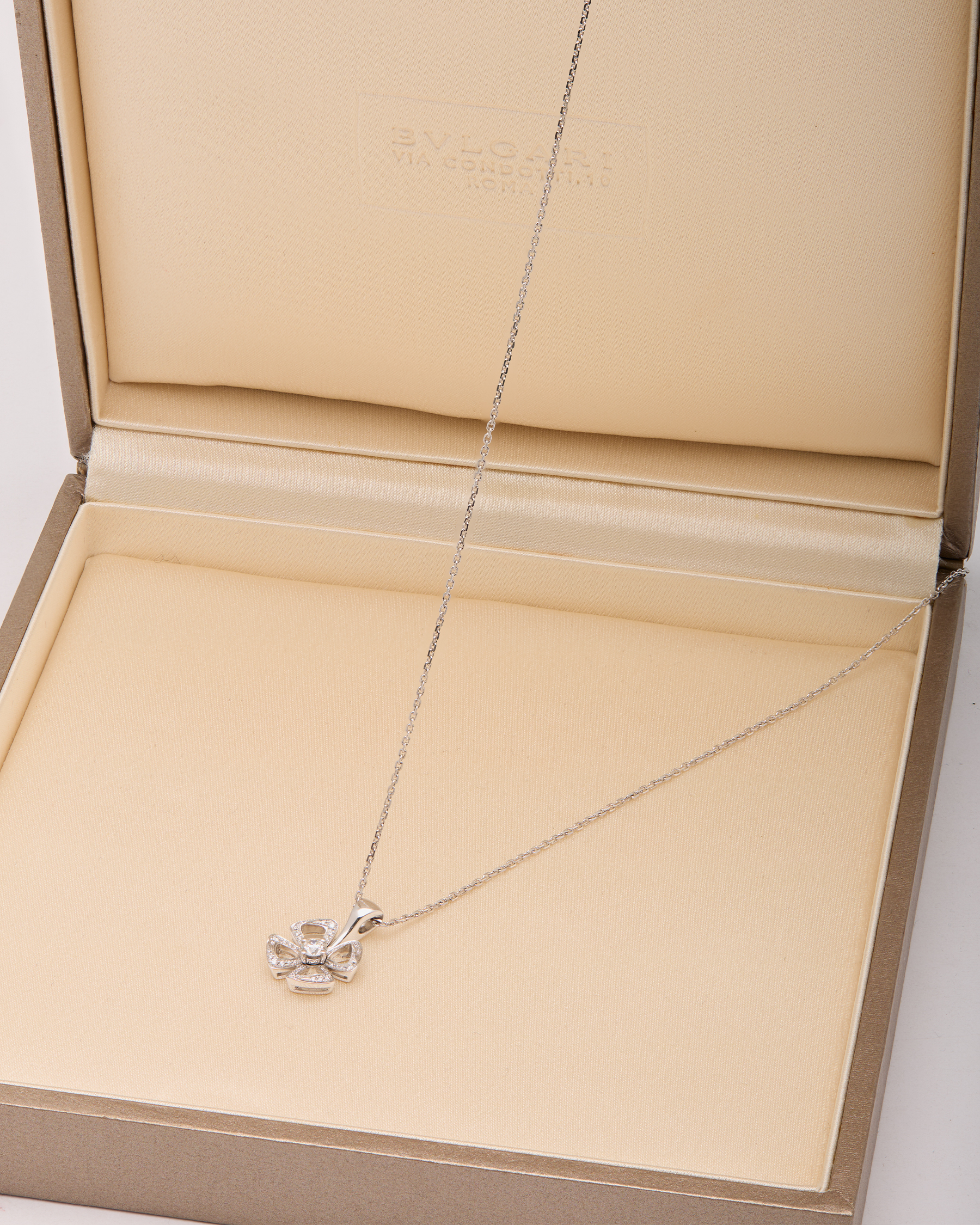 Collana bulgari fiorever in oro bianco e diamanti-3