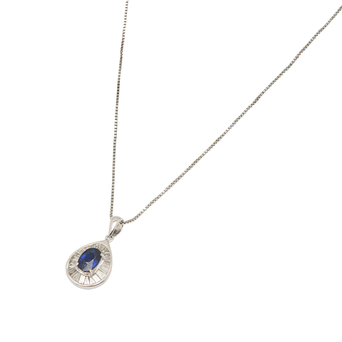 Collana in oro bianco con ciondolo diamanti tapered e zaffiro centrale-1