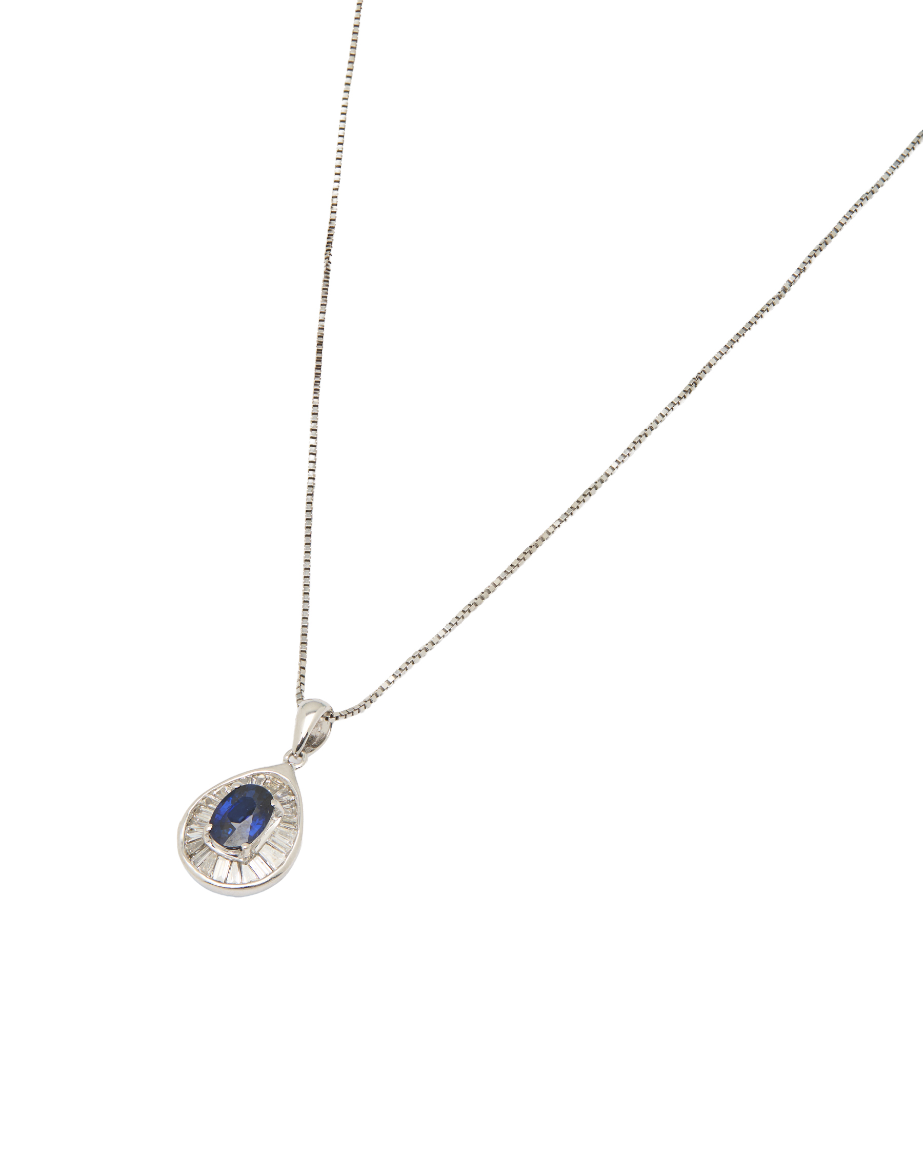 Collana in oro bianco con ciondolo diamanti tapered e zaffiro centrale-1