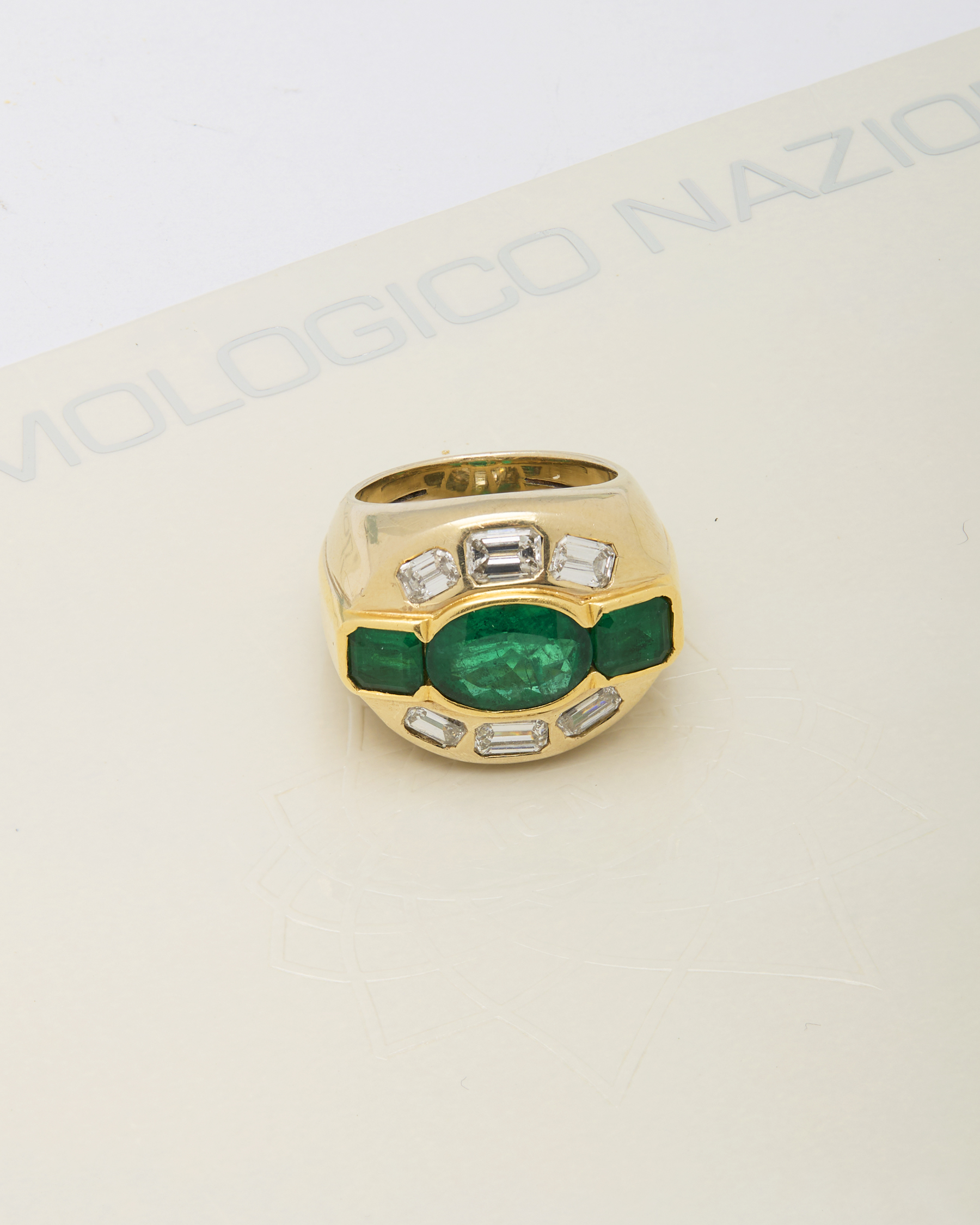 Anello in oro bianco e giallo con diamanti e smeraldi-4