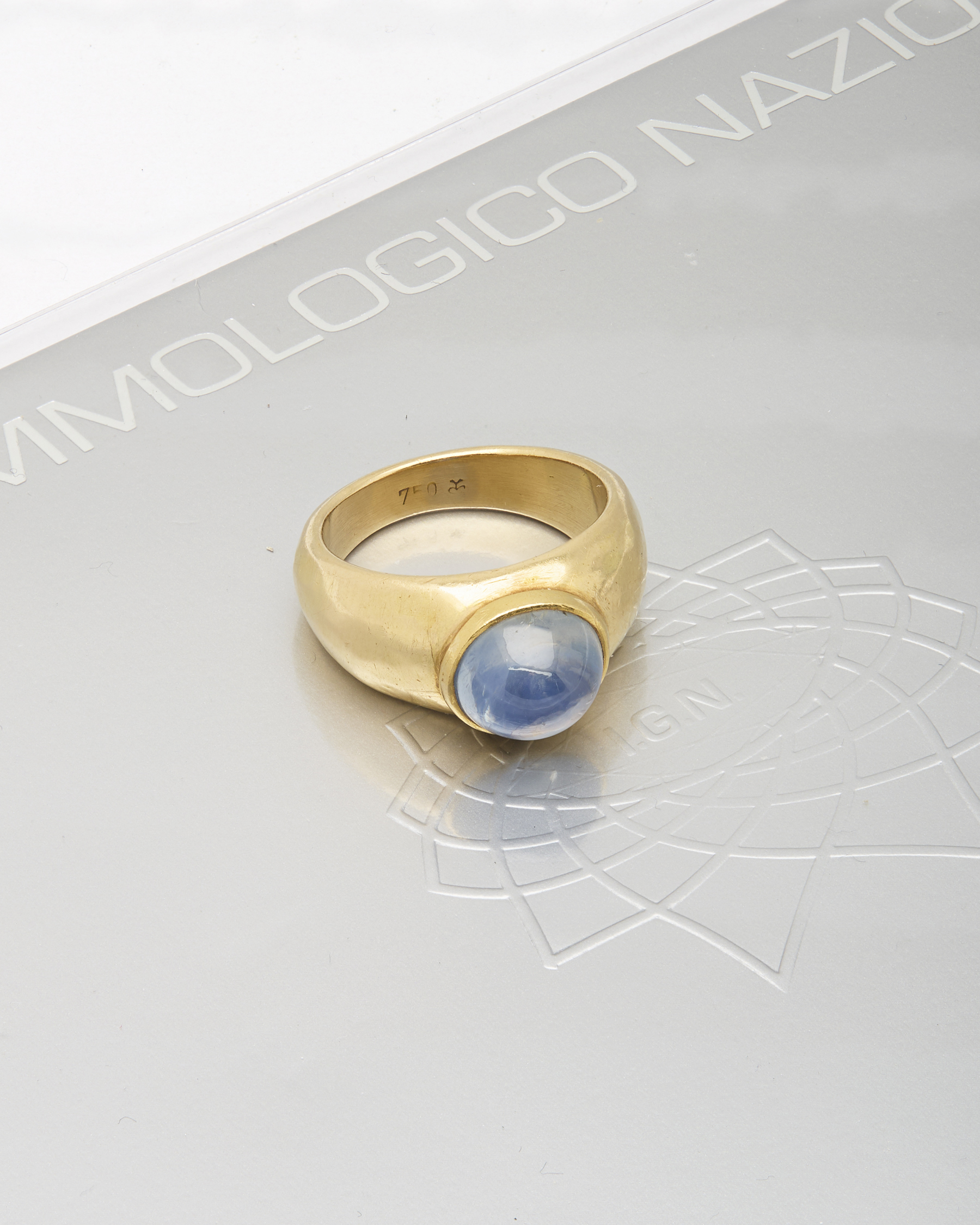 Anello in oro giallo martellato con zaffiro cabochon-4