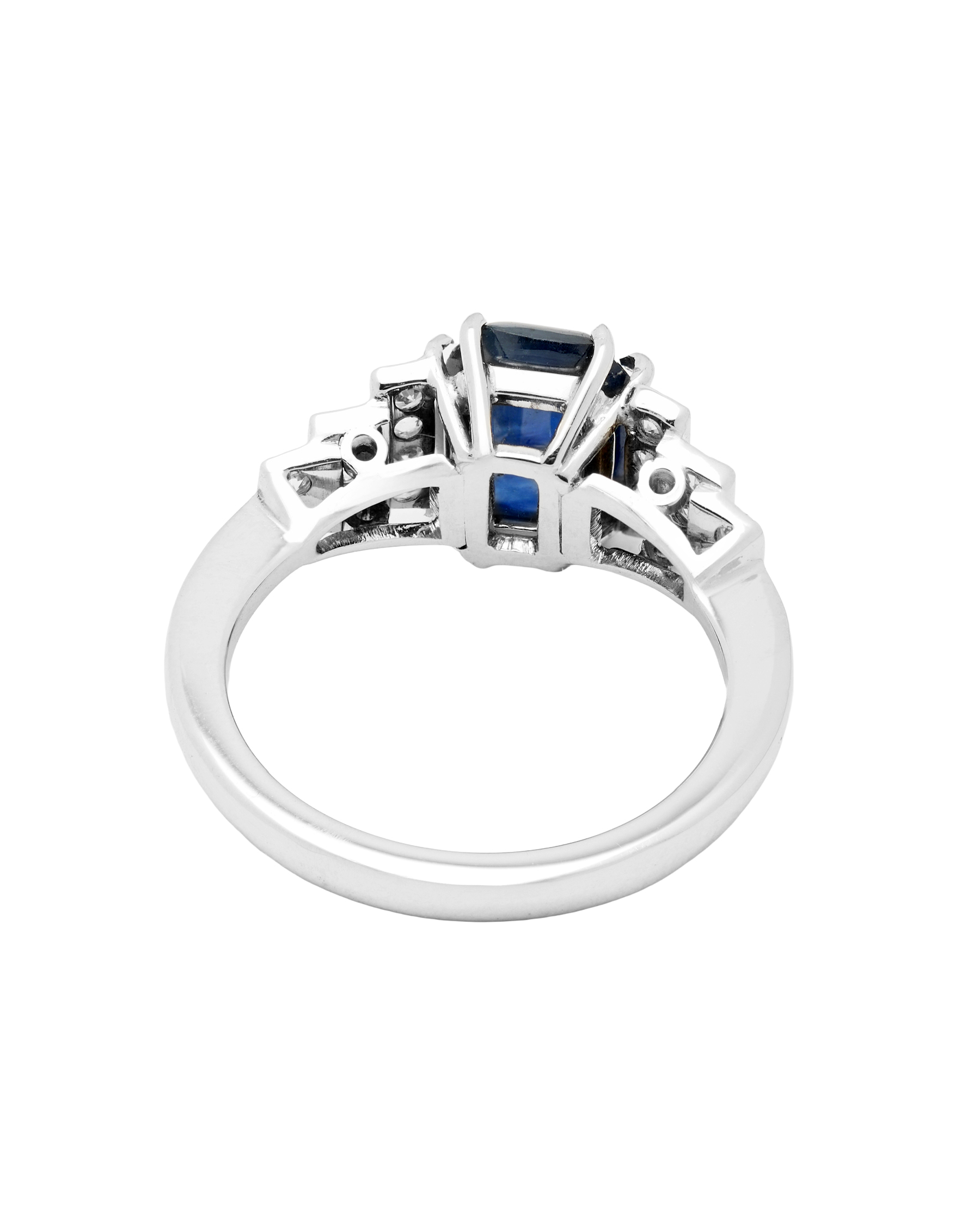 Anello in oro bianco con zaffiro centrale cuscino cabochon con gradini laterali di diamanti-3
